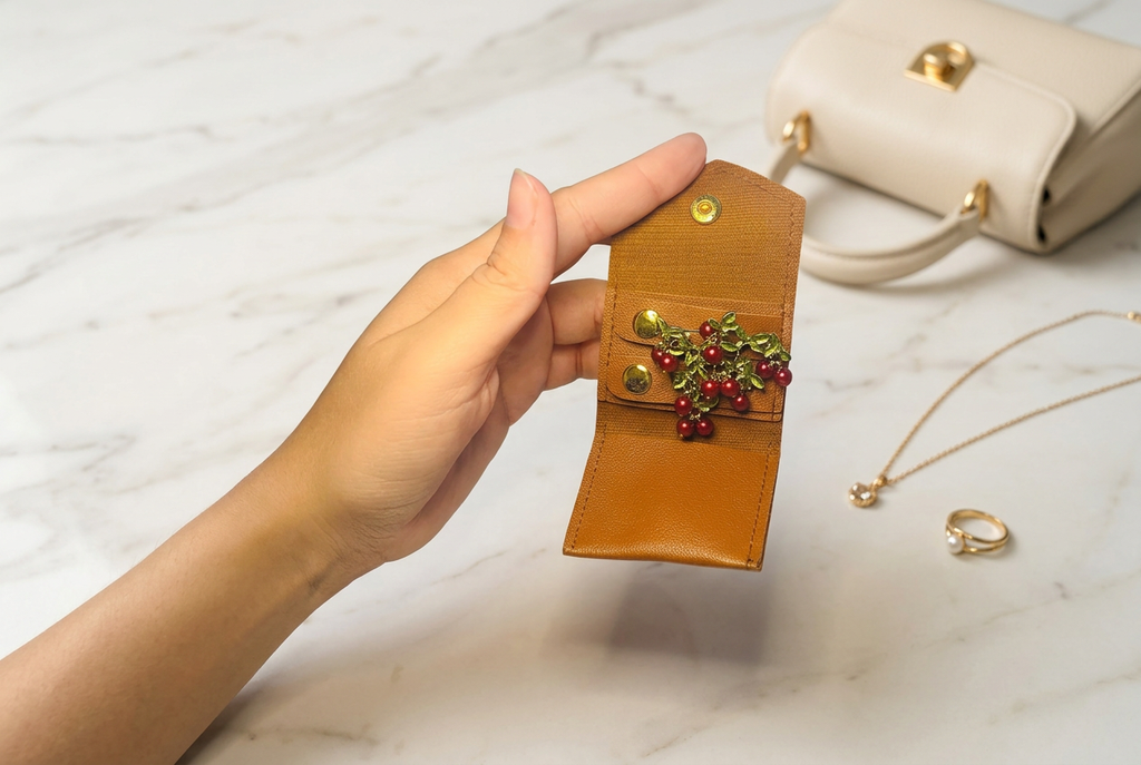 Portbijuterii deschis pe marmură, cu accesorii elegante